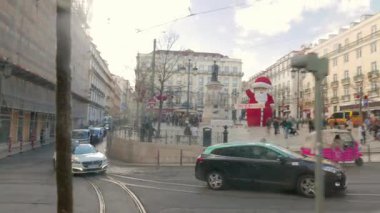 LISBON, PORTUGAL - 21 Kasım 2018: eski Lizbon 'da tramvayla seyahat. 28. tramvay hattının arka peronundan ateş edildi.