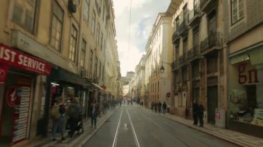 LISBON, PORTUGAL - 21 Kasım 2018: eski Lizbon 'da tramvayla seyahat. 28. tramvay hattının arka peronundan ateş edildi.