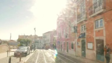 LISBON, PORTUGAL - 21 Kasım 2018: eski Lizbon 'da tramvayla seyahat. 28. tramvay hattının arka peronundan ateş edildi.