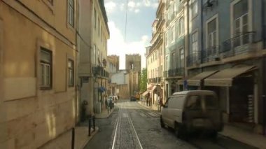 LISBON, PORTUGAL - 21 Kasım 2018: eski Lizbon 'da tramvayla seyahat. 28. tramvay hattının arka peronundan ateş edildi.