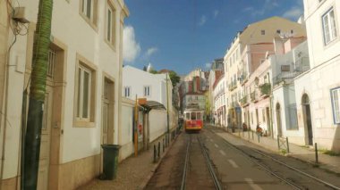LISBON, PORTUGAL - 21 Kasım 2018: eski Lizbon 'da tramvayla seyahat. 28. tramvay hattının arka peronundan ateş edildi.