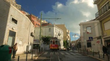 LISBON, PORTUGAL - 21 Kasım 2018: eski Lizbon 'da tramvayla seyahat. 28. tramvay hattının arka peronundan ateş edildi.