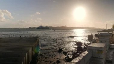 LISBON, PORTUGAL - 21 Kasım 2018: Lizbon Ticaret Meydanı 'ndan ünlü 25 Nisan Köprüsü manzarası