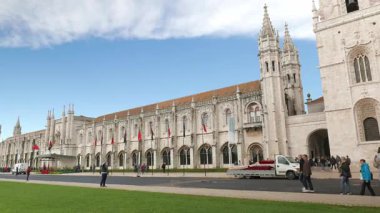 LISBON, PORTUGAL - NOVEMBER 22, 2018: Jeronimos Manastırı veya Hieronymites Manastırı, Tagus Nehri yakınlarındaki Tagus Nehri 'nin eski manastırı.