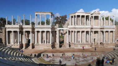 Meridye, BADAJOZ, İspanya - 23 Kasım 2018: Merida Roma Tiyatrosu, Roma 'nın başkenti Lusitania' nın başkenti Emerita Augusta 'da Konsül Vipsanius Agrippa tarafından desteklenen bir yapıdır.