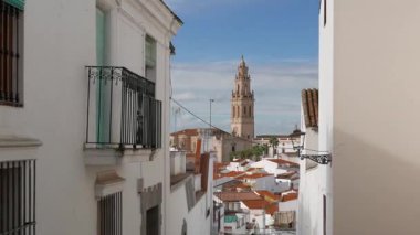 JEREZ DE LOS CABALLEROS, BADAJOZ, SPAIN - NOVEMBER 24, 2018: Badajoz ilindeki Jerez de los Caballero köyünün tipik beyaz boyalı evleri