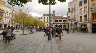 PLASENCIA, CACERES, SPAIN - 25 Kasım 2018: şehrin sosyal hayatının merkezi olan ana meydandaki insanlar