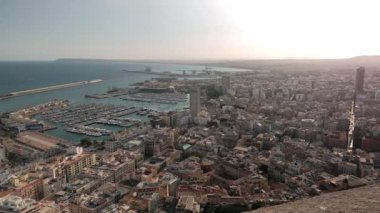 Limanın ve Santa Barbara Kalesi 'nden Alicante şehrinin havadan görüntüsü. Çekim.