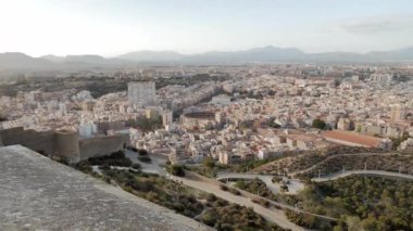 Santa Barbara Kalesi 'nden Alicante şehrinin havadan görüntüsü. Çekim.