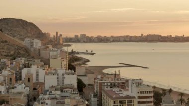 Akdeniz kıyısındaki Alicante şehrinin kuzey bölgesinin havadan görünüşü