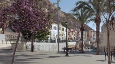Alicante 'deki Santa Cruz mahallesinde, Benacantil Dağı yamacında.
