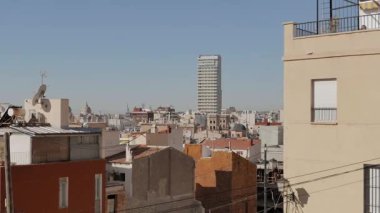 Alicante 'deki Santa Cruz mahallesinde, Benacantil Dağı yamacında.