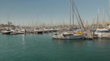 Alicante, İspanya marinası güneşli bir günde. yanal çekim,