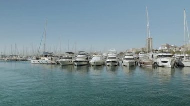 Alicante, İspanya marinası güneşli bir günde. yanal çekim,