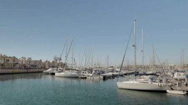 Alicante, İspanya marinası güneşli bir günde. yanal çekim,