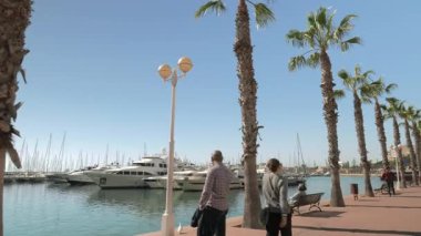 ALICANTE, İspanya - 12 Mart 2019: Alicante, İspanya marinası güneşli bir günde.,