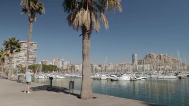 ALICANTE, İspanya - 12 Mart 2019: Alicante, İspanya marinası güneşli bir günde.,