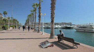 ALICANTE, İSPAN - 12 Mart 2019: güneşli bir günde insanlar marina boyunca geziniyor