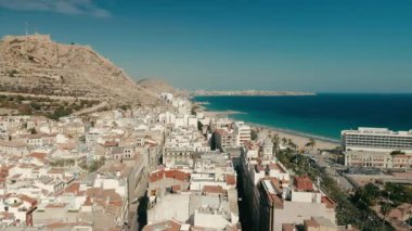 ALICANTE, İSPAN - 12 Mart 2019: Akdeniz kıyısındaki Alicante şehrinin kuzey bölgesinin havadan görüntüsü.