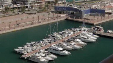 ALICANTE, İSPAN - 12 Mart 2019: güneşli bir günde İspanya 'nın Alicante marinasının havadan görünüşü