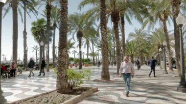 ALICANTE, İSPAN - 12 Mart 2019 İspanya Korosu, turistler tarafından çok ziyaret edilen bir gezinti alanı.