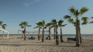 ALICANTE, İSPAN - 12 Mart 2019: İnsanlar gün batımında Postiguet Sahili 'nde