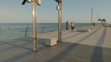 ALICANTE, İSPAN - 12 Mart 2019: insanlar rıhtımda geziniyor