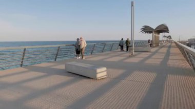 ALICANTE, İSPAN - 12 Mart 2019: insanlar rıhtımda geziniyor