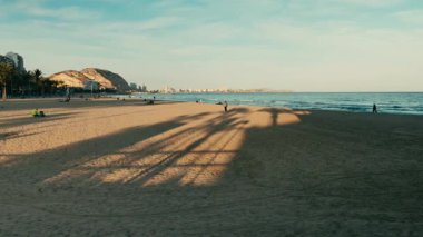 ALICANTE, İSPAN - 12 Mart 2019: İnsanlar gün batımında Postiguet Sahili 'nde