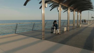ALICANTE, İSPAN - 12 Mart 2019: insanlar rıhtımda geziniyor