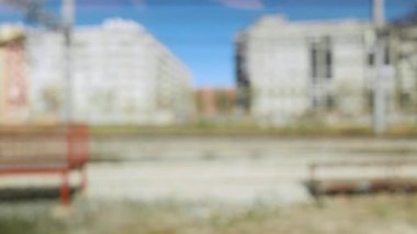 Trenle hareket eden bir plaka. Odaklanamadım. Kentsel alan