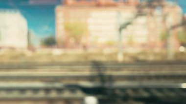 Trenle hareket eden bir plaka. Odaklanamadım. Kentsel alan