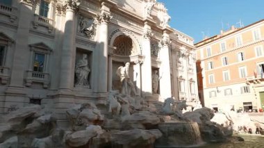 Roma, İtalya - 26 Ekim 2018 Trevi Çeşmesi. Nicola Salvi tarafından 1762 yılında tasarlanan su kemeriyle beslenen rokoko çeşmesi heykel figürleriyle tamamlandı.