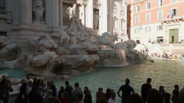 Roma, İtalya - 26 Ekim 2018 Trevi Çeşmesi. Nicola Salvi tarafından 1762 yılında tasarlanan su kemeriyle beslenen rokoko çeşmesi heykel figürleriyle tamamlandı.