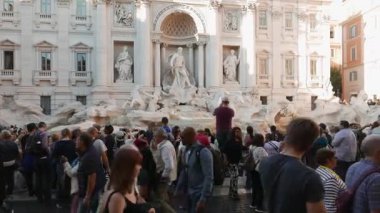 Roma, İtalya - 26 Ekim 2018 Trevi Çeşmesi. Nicola Salvi tarafından 1762 yılında tasarlanan su kemeriyle beslenen rokoko çeşmesi heykel figürleriyle tamamlandı.