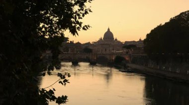 ROME, ITALY - 24 EKİM 2018: Tiber Nehri ve St. Peter Bazilikası üzerinde gün batımı