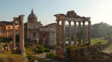 Roma, İtalya - 25 Ekim 2018 'de Roma Forumu. Roma tapınaklarının ve meydanlarının geniş kazı alanları