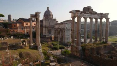 Roma, İtalya - 25 Ekim 2018 'de Roma Forumu. Roma tapınaklarının ve meydanlarının geniş kazı alanları
