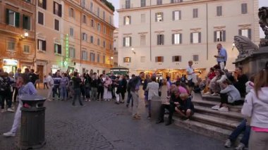 ROMA, İTALYA - 25 Ekim 2018: gece Trastevere 'deki Santa Maria Meydanı