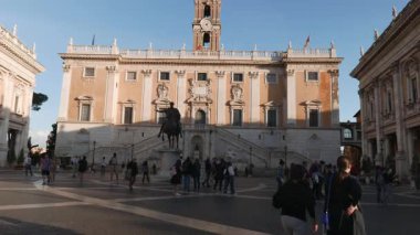 ROME, ITALY - 25 EKİM 2018: Capitoline Hill 'in tepesindeki Piazza del Campidoglio, Palazzo Senatorio' nun maskesiyle.
