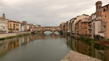 FLORENCE, ITALY - 28 EKİM 2018: Arno Nehri üzerindeki Ponte Vecchio köprüsünün güzel manzarası