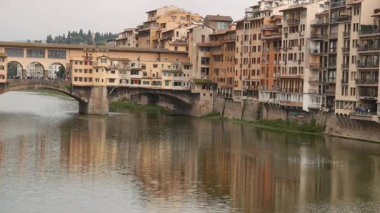 FLORENCE, ITALY - 28 EKİM 2018: Arno Nehri üzerindeki Ponte Vecchio köprüsünün güzel manzarası