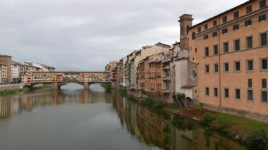 FLORENCE, ITALY - 28 EKİM 2018: Arno Nehri üzerindeki Ponte Vecchio köprüsünün güzel manzarası