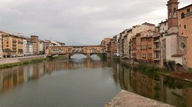 FLORENCE, ITALY - 28 EKİM 2018: Arno Nehri üzerindeki Ponte Vecchio köprüsünün güzel manzarası
