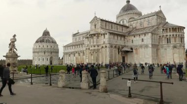 PISA, ITALY - 29 Ekim 2018: Piazza dei Miracoli, resmi adıyla Piazza del Duomo, Avrupa ortaçağ sanatının önemli bir merkezi ve dünyanın en iyi mimari komplekslerinden biridir.