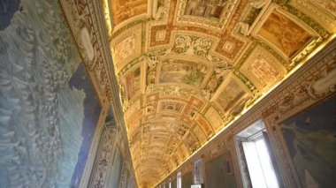 ROME, ITALY - 25 Ekim 2018: Vatikan müzesinin iç ve mimari detayları. Duvarlarda resimler ve Haritalar Galerisi 'nin tavanı.
