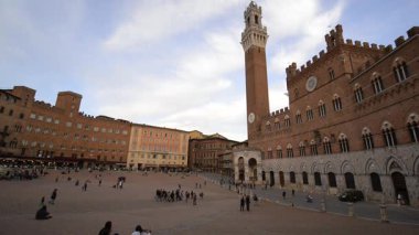 SIENA, ITALY - 27 Ekim 2018: Piazza del Campo (Campo Meydanı) ve Mangia Kulesi (Torre del Mangia)