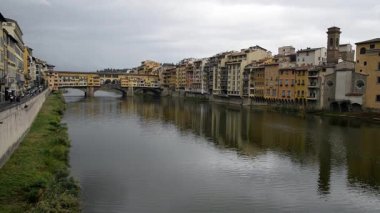 FLORENCE, ITALY - 28 EKİM 2018: Arno Nehri üzerindeki Ponte Vecchio köprüsünün güzel manzarası