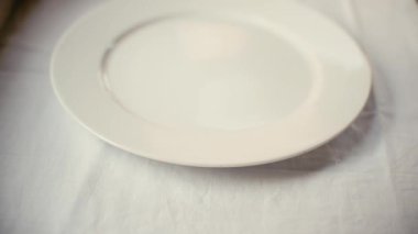 Masayı beyaz bir masa örtüsünün üzerine koymak. Yüzeyin derinliği