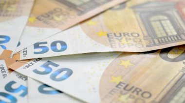 Masada dönen 50 avroluk banknotlar. Yakın plan.